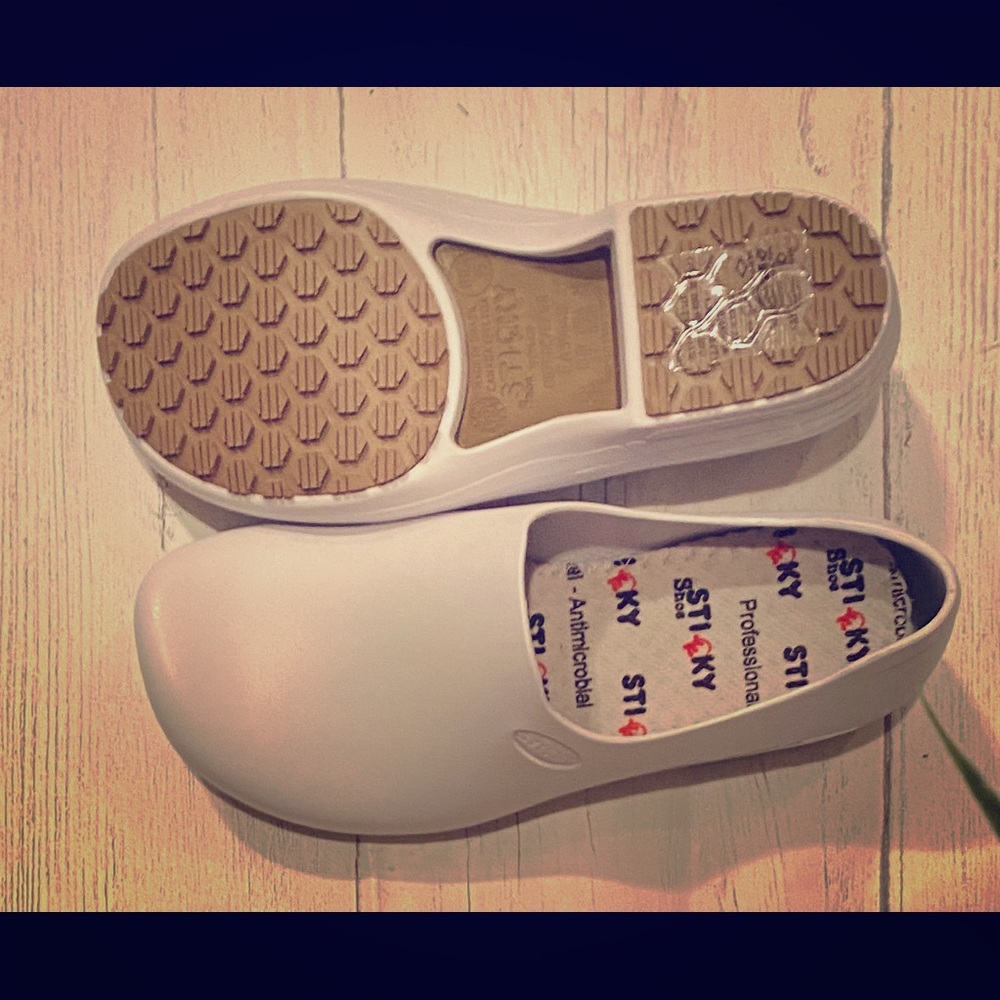 Sticky nursing clogs size 37
